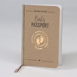 Buromac Baby Folly - Kraft paspoort geboortekaartje met stempel in koperfolie